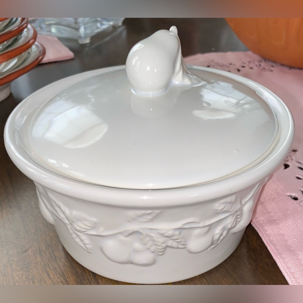 White kitchen round bowl/dish with lid - decorated with fruit